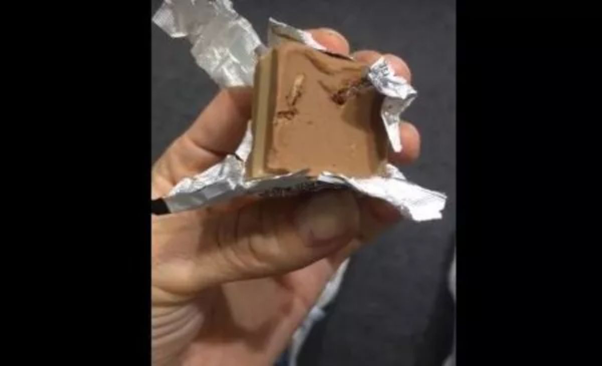 Compró un famoso chocolate y tenía algo asqueroso. Compró un famoso chocolate y tenía algo asqueroso.