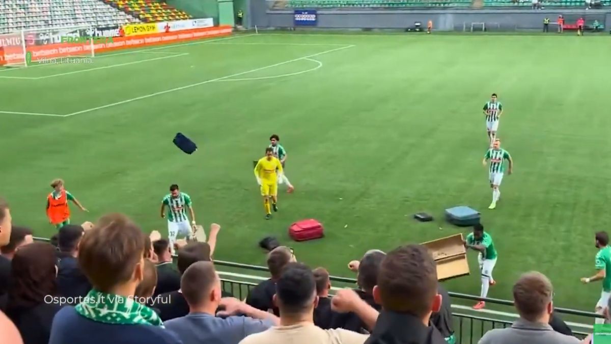La particular protesta al entrenador en Lituania.