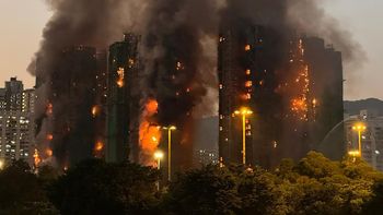 Al menos 13 muertos tras un impresionante incendio en un complejo de edificios en Hong Kong Al menos 13 muertos tras un impresionante incendio en un complejo de edificios en Hong Kong
