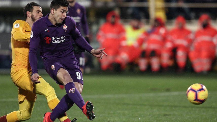 Fiorentina humilló a Roma con dos goles de Gio Simeone y es semifinalista