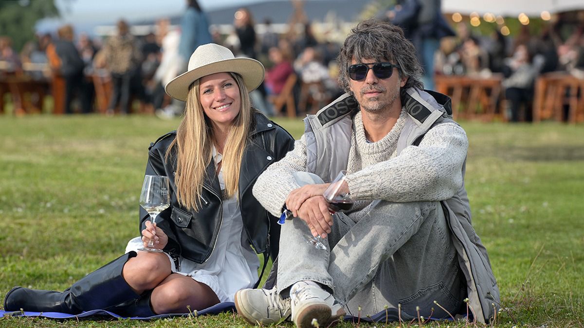 Justine Waver y Conrado Guma, al sol escuchando a la Willy Blues Band. Justine Waver y Conrado Guma, al sol escuchando a la Willy Blues Band.