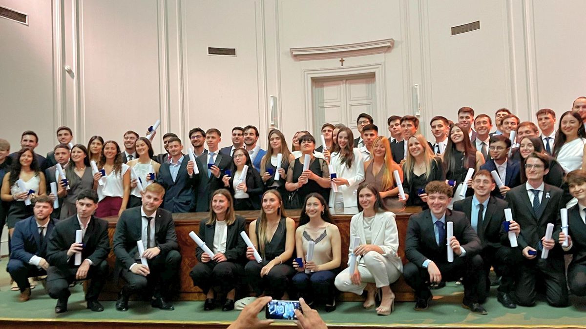 Lucio, abajo, cuarto desde la derecha, junto a otros colegas argentinos también distinguidos. Lucio, abajo, cuarto desde la derecha, junto a otros colegas argentinos también distinguidos.