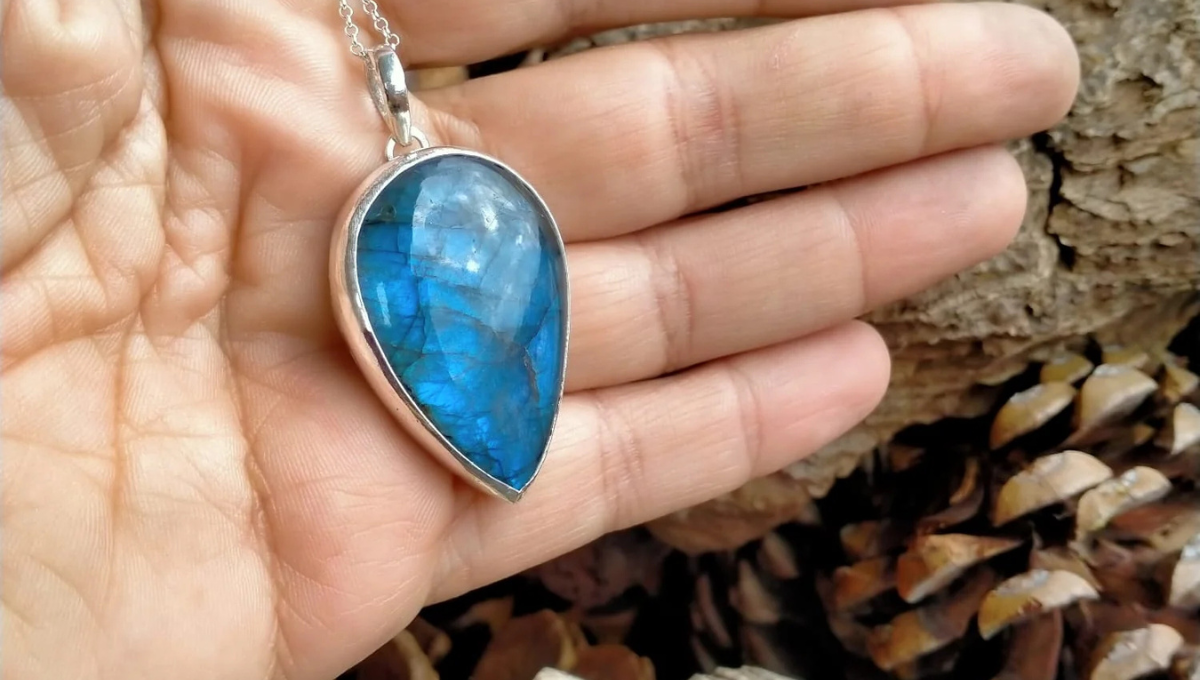 Qué significa llevar una piedra Labradorita según el Feng Shui