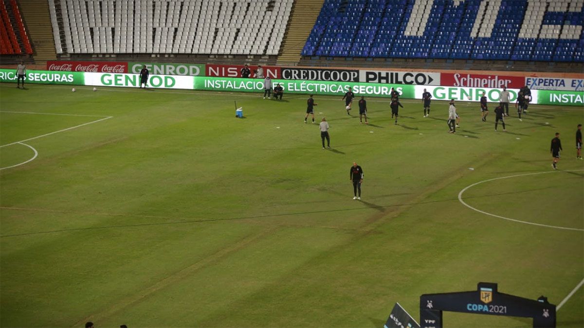 El campo del Malvinas recibió la instalación del riego por aspersión. (Fotos Fernando Martinez/UNO).