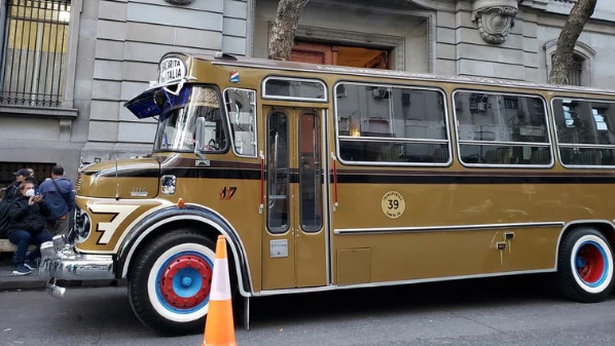 No faltó el interno retro de la Línea 39 para despedir a su pasajero más ilustre.