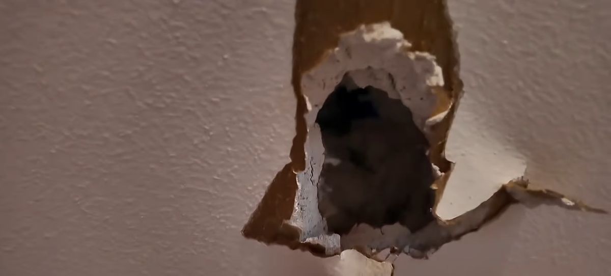 Sintieron un ruido en el techo de su casa: era un meteorito que terminó en una habitación