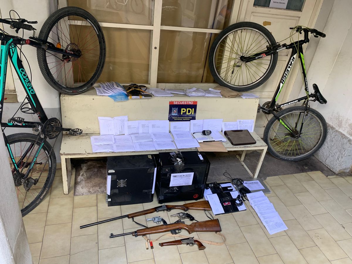 Parte de los elementos secuestrados en San Rafael por una red dedicada a la venta de material con imágenes de explotación sexual infantil. Parte de los elementos secuestrados en San Rafael por una red dedicada a la venta de material con imágenes de explotación sexual infantil.