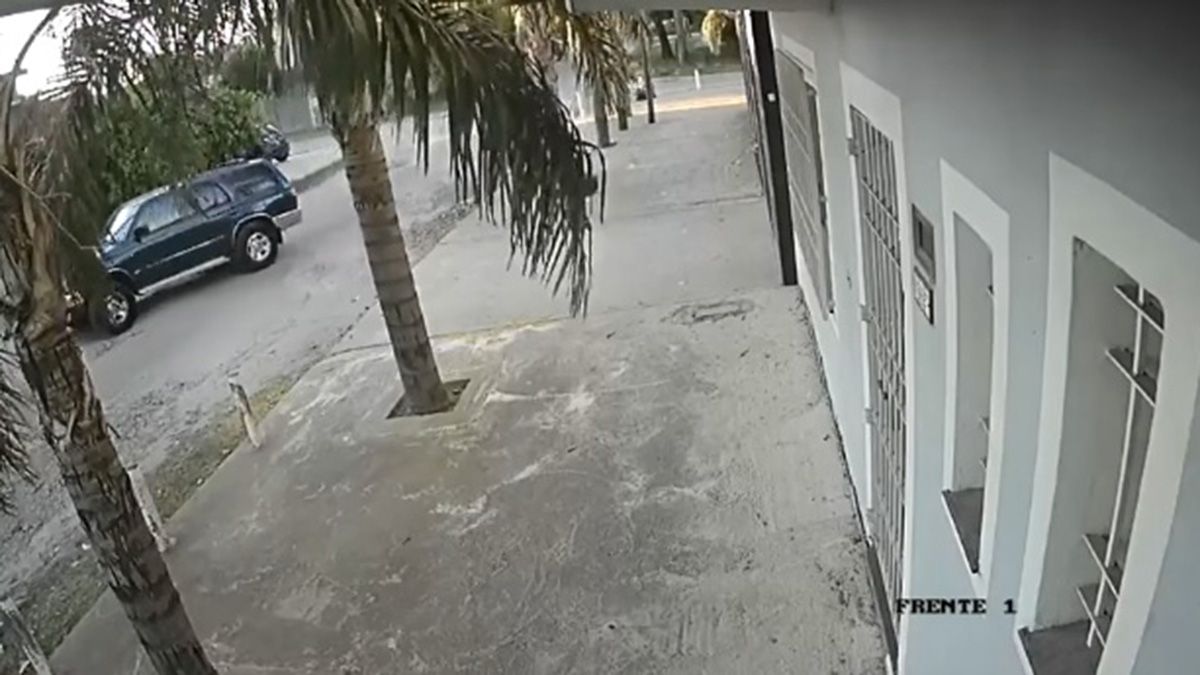 El momento en que los delincuentes se llevan la camioneta Toyota tras amenazar a su propietario, en Ezpeleta El momento en que los delincuentes se llevan la camioneta Toyota tras amenazar a su propietario, en Ezpeleta