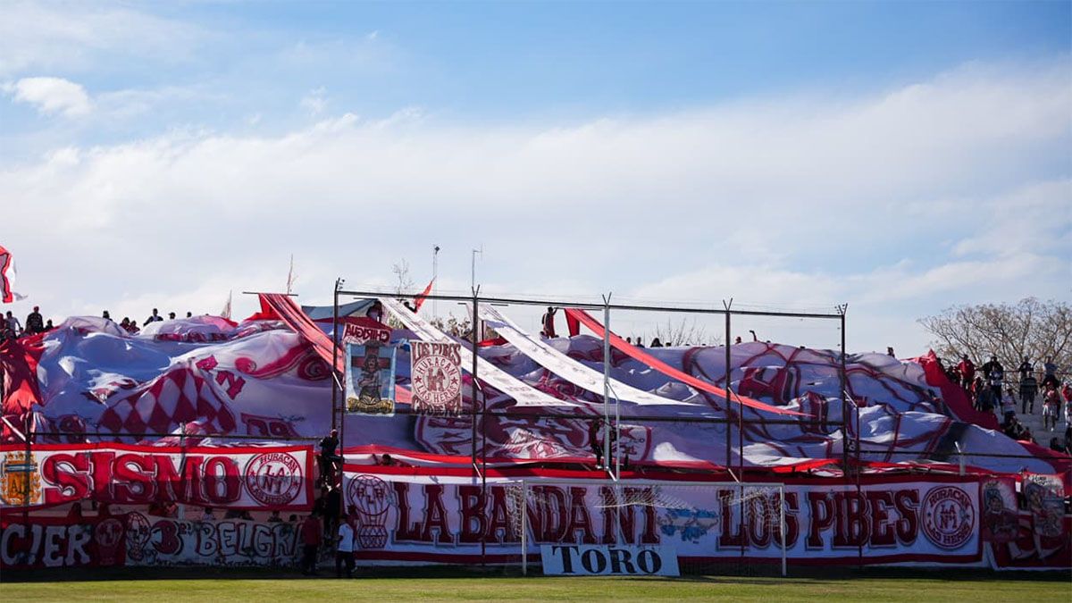 Los hinchas de Huracán Las Heras coparon el General San Martín.