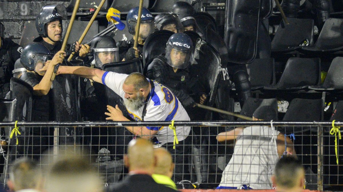 Hinchas de Boca Juniors hicieron destrozos en el estadio de Newells durante el partido contra Gimnasia La Plata por la Copa Argentina.