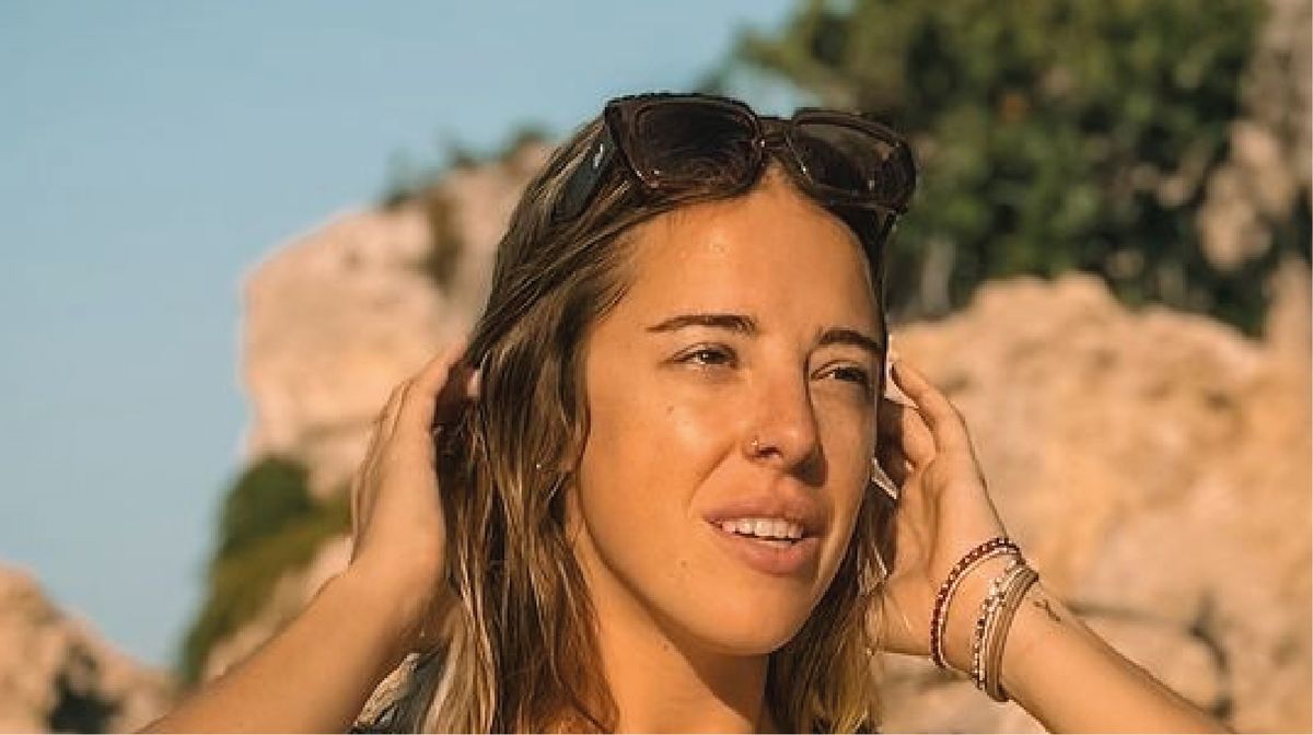 Furor por las fotos de Nati Jota en microbikini colaless en las playas de Barcelona.