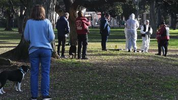 Asesinaron a un hombre de una puñalada en el pecho para robarle el celular