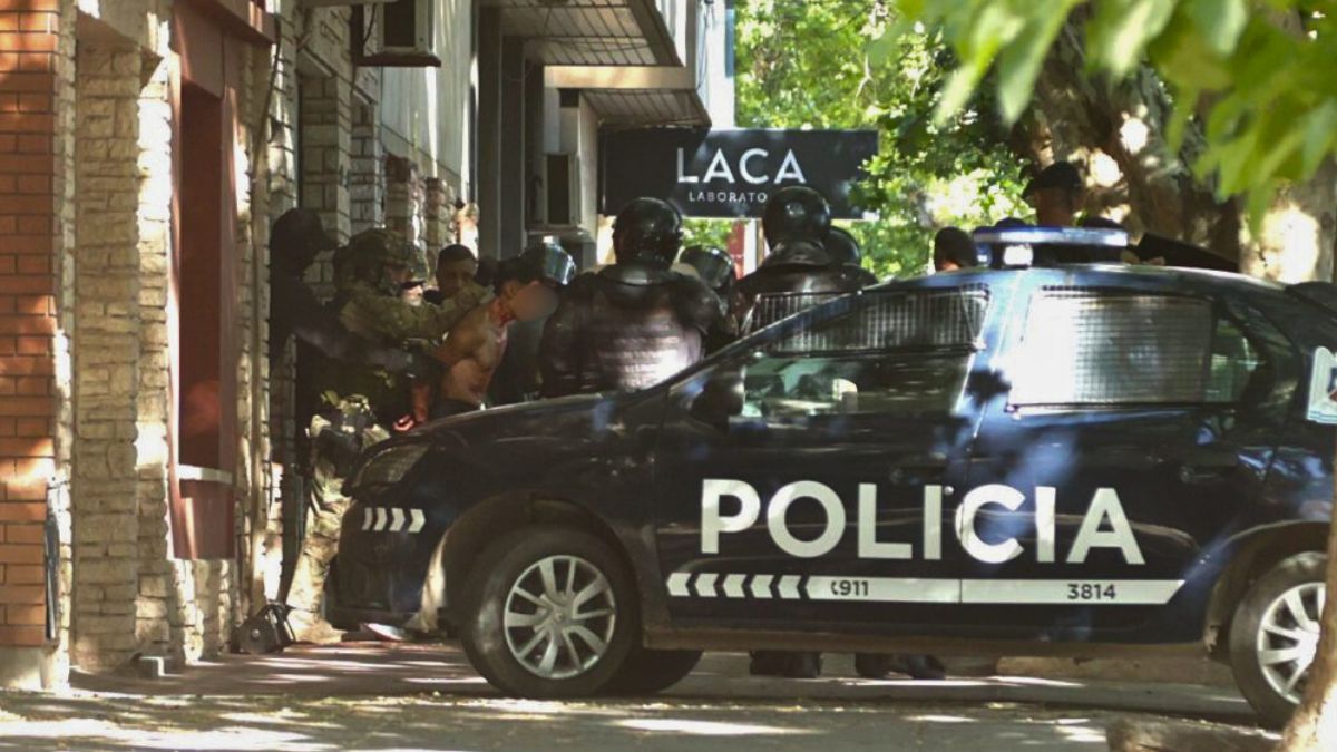 El detenido es un exfutbolista con antecedentes por robos y problemas de consumo.