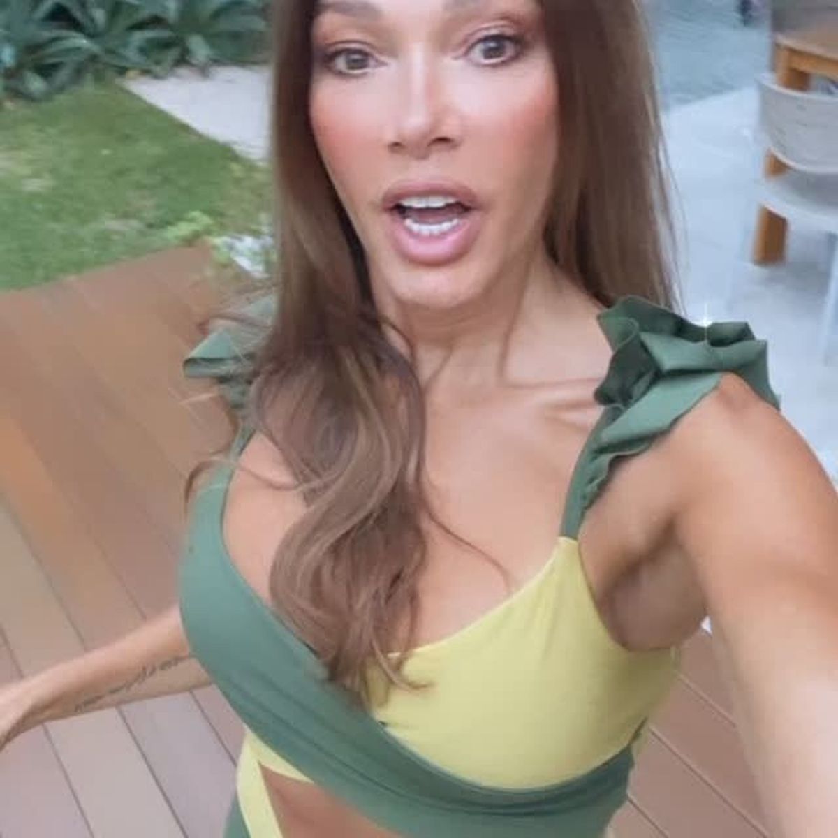 A sus 59, Cathy Fulop confirma que las calzas se llevan: ultra XS, bicolor y coquette. A sus 59, Cathy Fulop confirma que las calzas se llevan: ultra XS, bicolor y coquette.