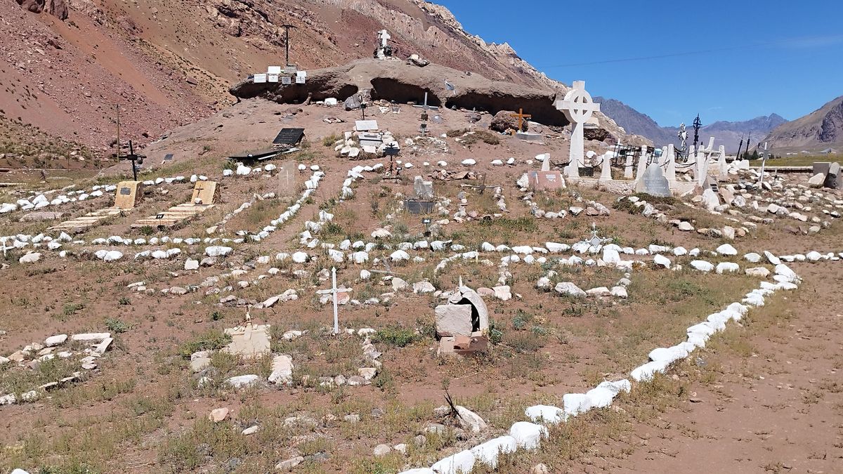 Así estaba en Cementerio del Andinista en enero del 2022. Algunos señalaron que fue personal del Ejército Argentino que lo dejó en condiciones.