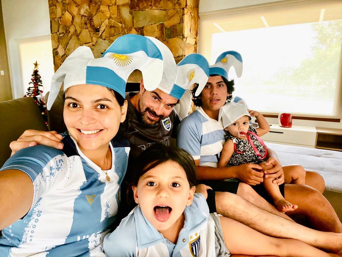 Flor Destéfanis (PJ) junto a su familia durante uno de los partidos de la Selección.