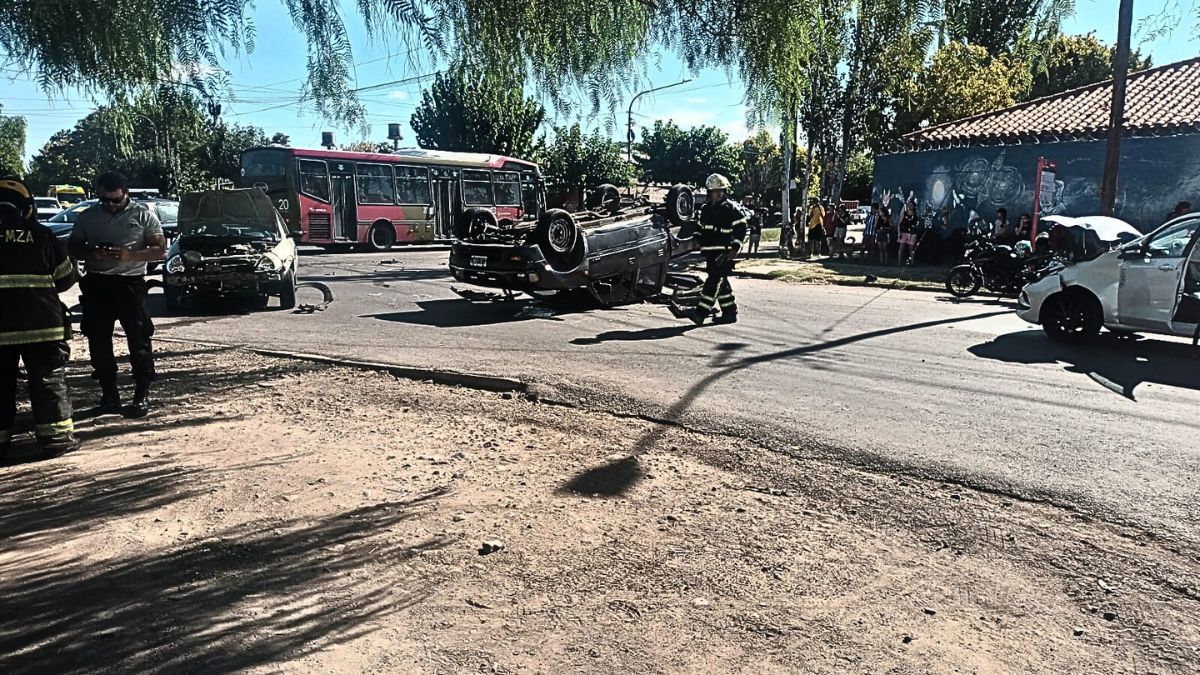 Dos personas resultaron heridas y un auto terminó volcado por un choque múltiple en Maipú
