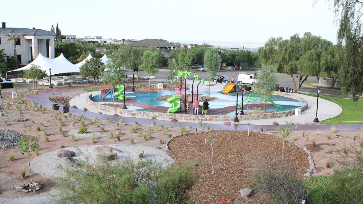 La plaza Ruth Santander de Vila, ubicada en la Manzana 94, cuenta en total con 5430 metros cuadrados.