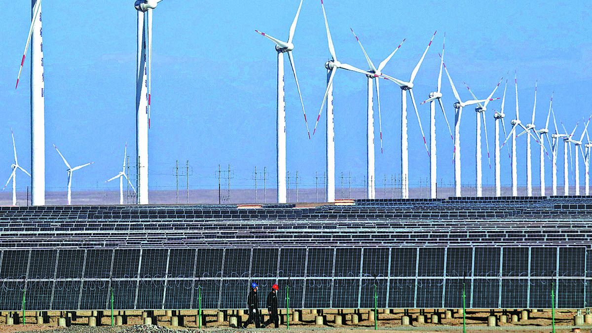Los trabajadores patrullan una planta de energía eólica y fotovoltaica en Hami, Región Autónoma Uygur de Xinjiang, en febrero. CAI ZENGLE / PARA CHINA DAILY