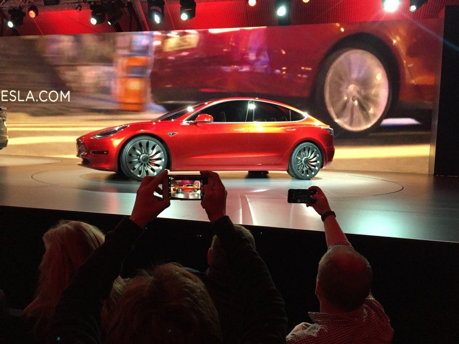 Tesla mostró su  nuevo sedán eléctrico menos caro