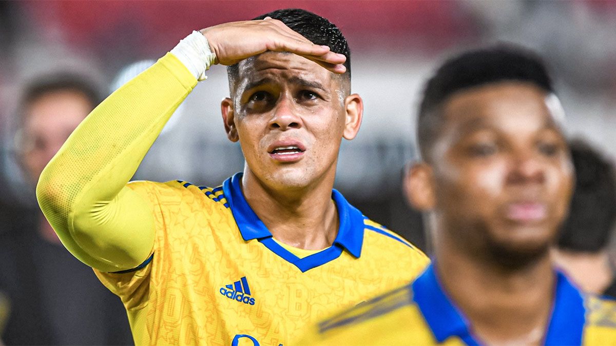 Marcos Rojo fue silbado por los hinchas de Estudiantes.