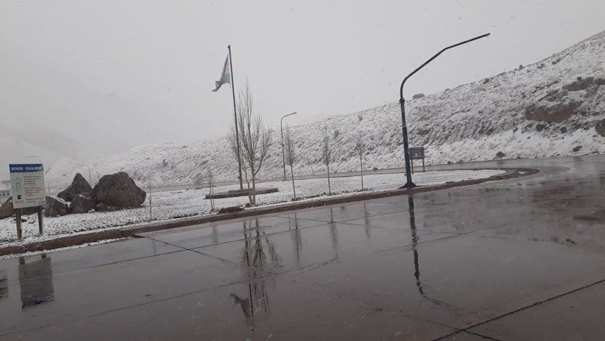 Por la nieve y el hielo está cerrado el paso a Chile