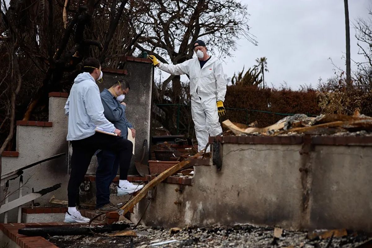 Restos tras el incendio de Palisades en Los Ángeles, California, Estados Unidos, en una fotografía de archivo. Crédito: EFE/EPA/Allison Dinner.