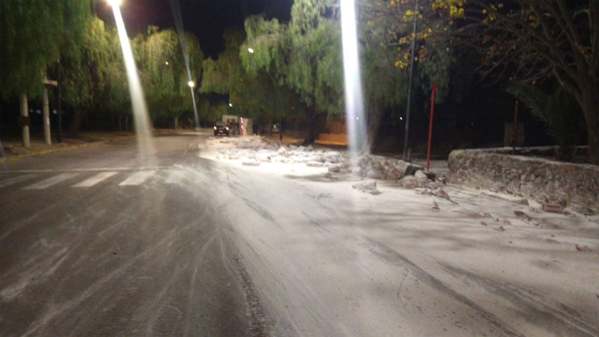 Al momento de volcar por la Avenida Libertador, las bolsas de harina que transportaba cayeron en la calzada. Al momento de volcar por la Avenida Libertador, las bolsas de harina que transportaba cayeron en la calzada.