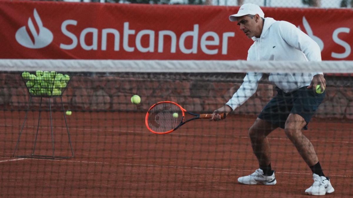 Zabaleta es dirigente y empresario, pero también sigue empuñando la raqueta. Zabaleta es dirigente y empresario, pero también sigue empuñando la raqueta.
