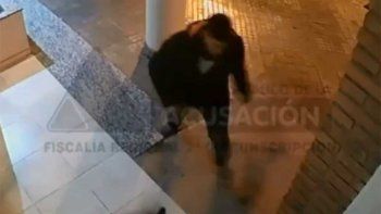 Salvaje ataque a una mujer en Rosario: difundieron imágenes buscando al agresor