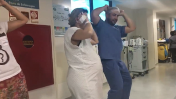 Un doctor baila 'Despacito' con embarazadas para ayudarlas en el parto