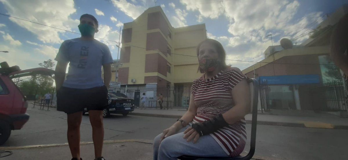 Los familiares del taxista que fue baleado en Las Heras. El trabajador permanece internado en el hospital Lagomaggiore.