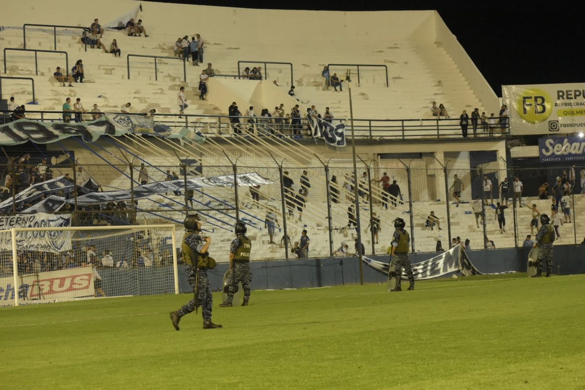 Por los incidentes, Quilmes y Gimnasia y Esgrima seguir&iacute;an el partido sin p&uacute;blico y en cancha neutral