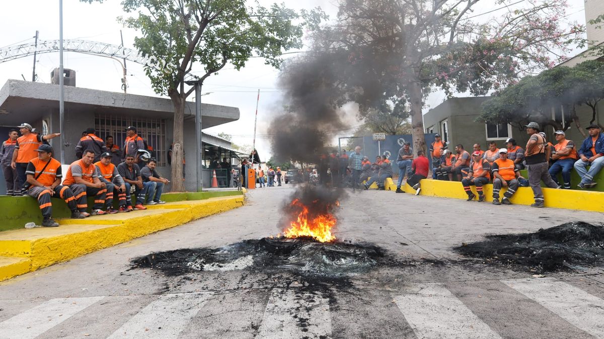 Los municipales de Godoy Cruz empezaron la protesta del lunes con una quema de gomas frente al ingreso del corralón de Servicios Públicos.