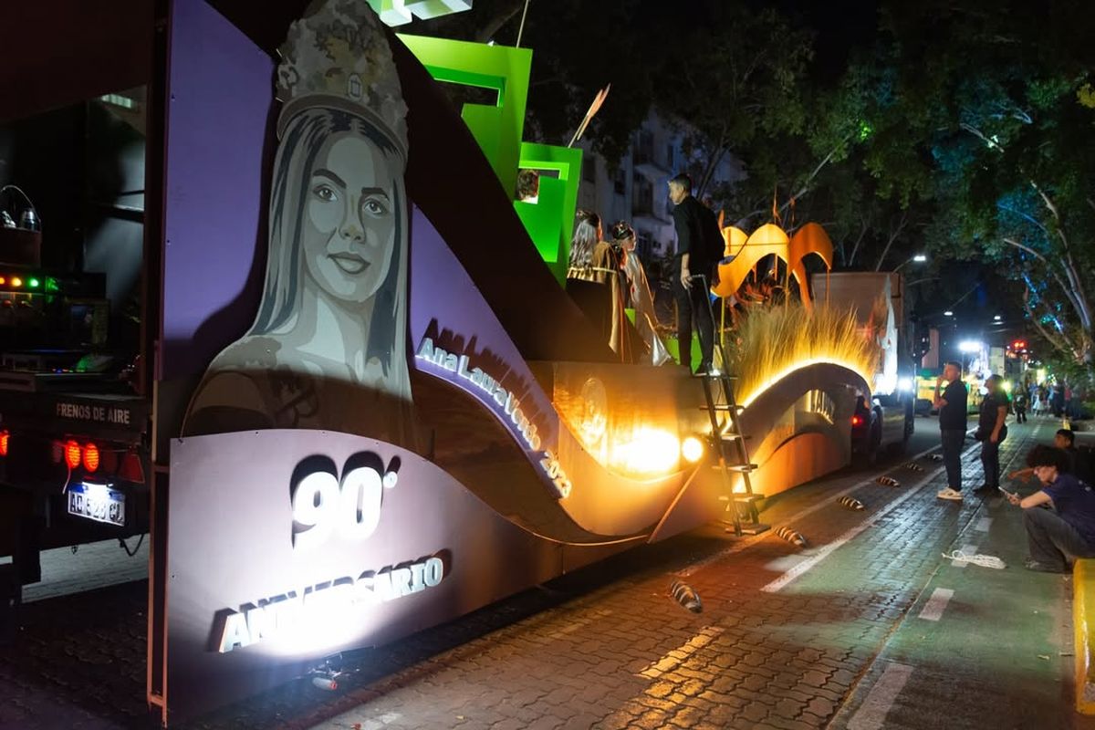 El carro ganador de La Paz en esta Vendimia 2026 llevó la imagen de su segunda y última reina nacional, Ana Laura Verde.