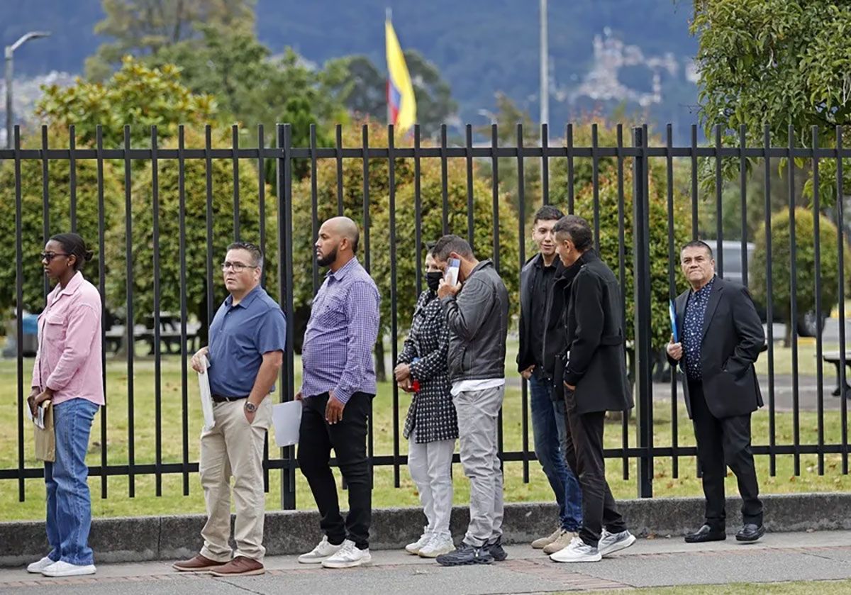 Ciudadanos colombianos esperan en una fila para solicitar la visa de Estados Unidos (Archivo). Crédito: EFE/ Mauricio Dueñas Castañeda.