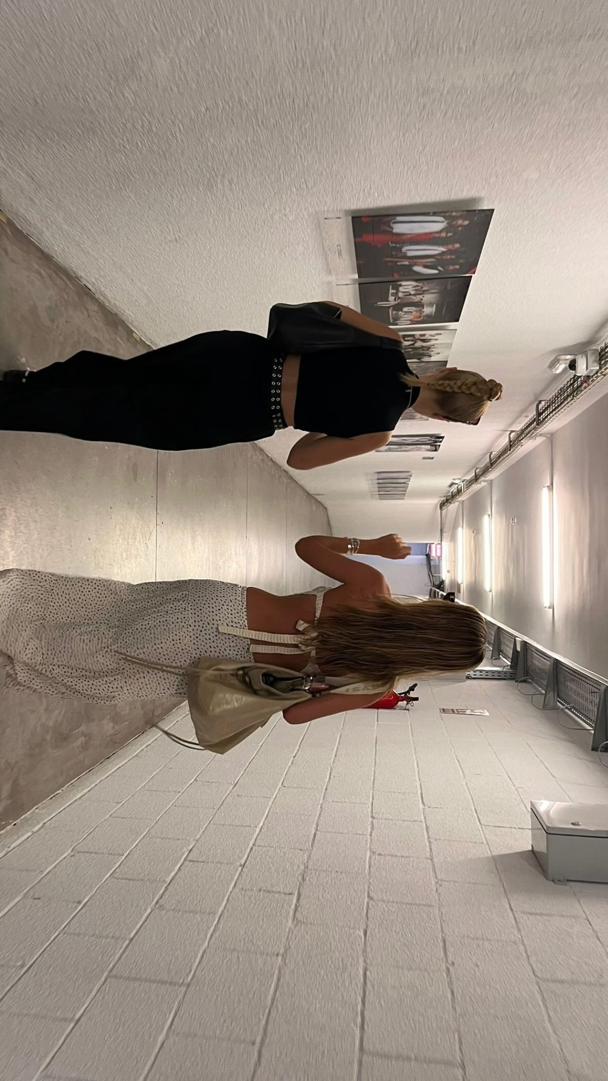 Ester Expósito confirma que es la reina de las transparencias off-white y paraliza el verano europeo. Ester Expósito confirma que es la reina de las transparencias off-white y paraliza el verano europeo.