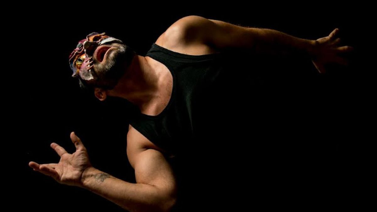 Nicolás Perrone asume el rol de tres personajes en esta propuesta teatral que estrena el sábado 5 de abril.