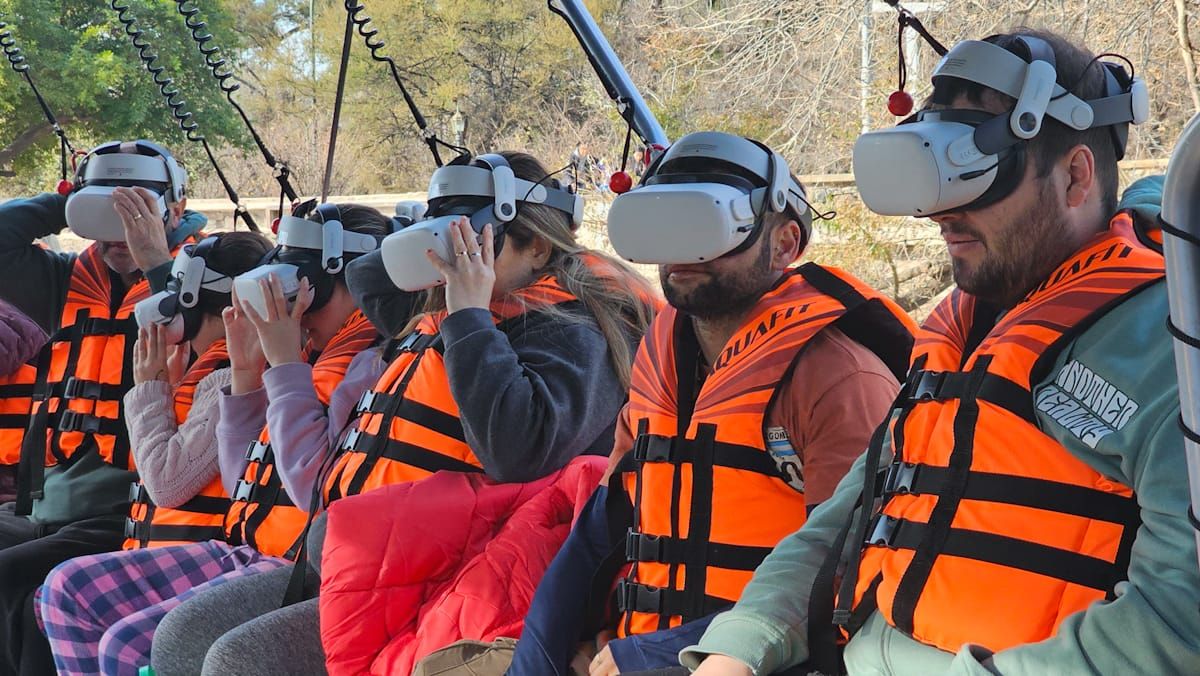 Los tripulantes con los cascos de realidad virtual. Los tripulantes con los cascos de realidad virtual.