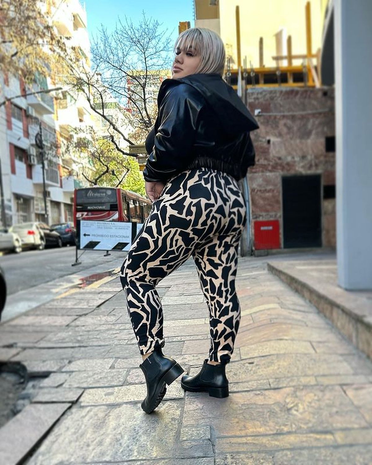 Atigraditas y ajustadísimas, More Rial dinamitó la cordura con sus calzas bestiales.