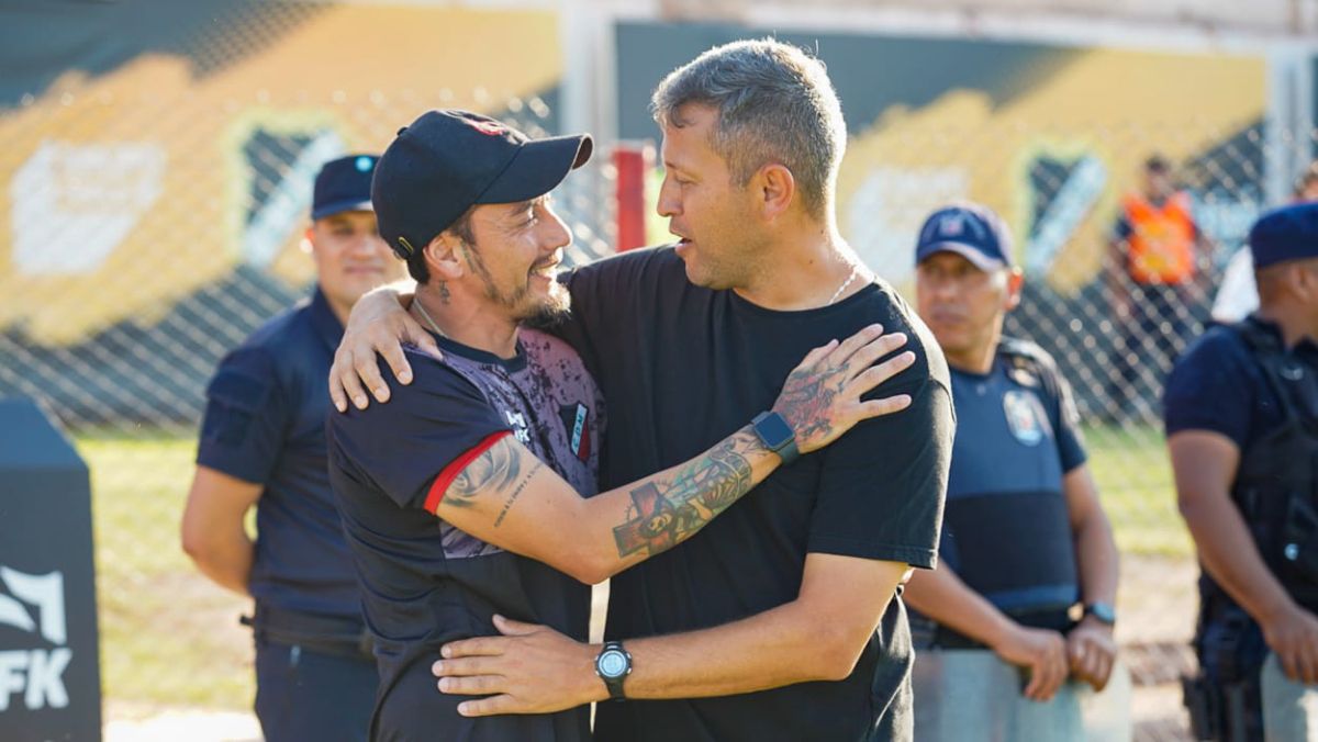 Rubens Sambueza, DT del Deportivo Maipú, y el entrenado del Santo tucumano, ex Tomba Diego Flores se saludan antes del partido. Rubens Sambueza, DT del Deportivo Maipú, y el entrenado del Santo tucumano, ex Tomba Diego Flores se saludan antes del partido.
