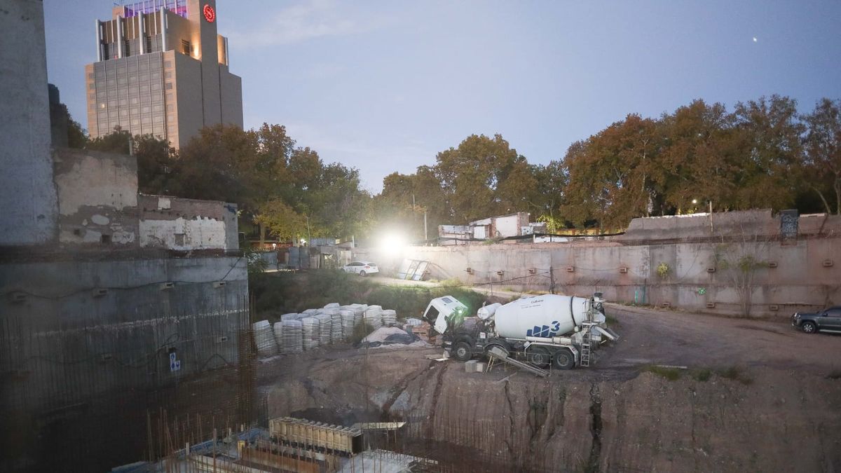 Vista de parte de la obra que sigue en construcción. Al shopping le faltan algunos meses para completar las cocheras subterráneas Vista de parte de la obra que sigue en construcción. Al shopping le faltan algunos meses para completar las cocheras subterráneas