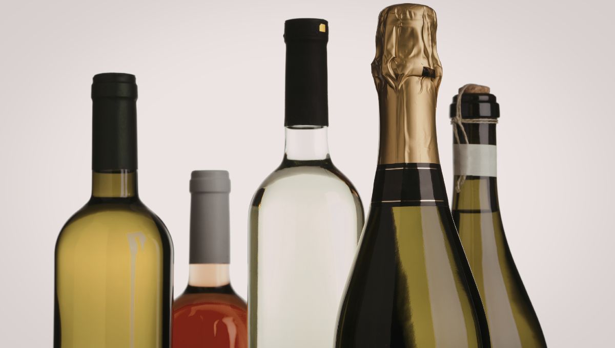 Las botellas de vino pueden reciclarse de muchas maneras, como por ejemplo en floreros. Las botellas de vino pueden reciclarse de muchas maneras, como por ejemplo en floreros.