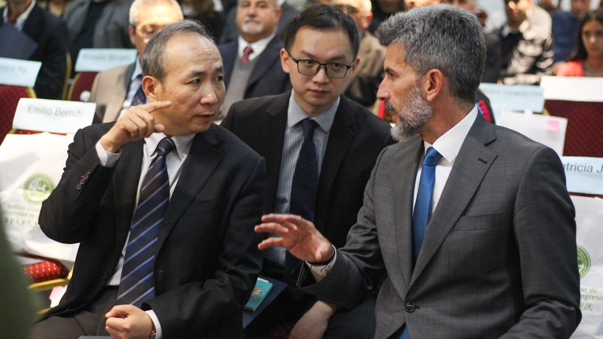 El embajador chino, Wang Wei, en diálogo con el intendente de la Ciudad, Ulpiano Suarez. El embajador chino, Wang Wei, en diálogo con el intendente de la Ciudad, Ulpiano Suarez.