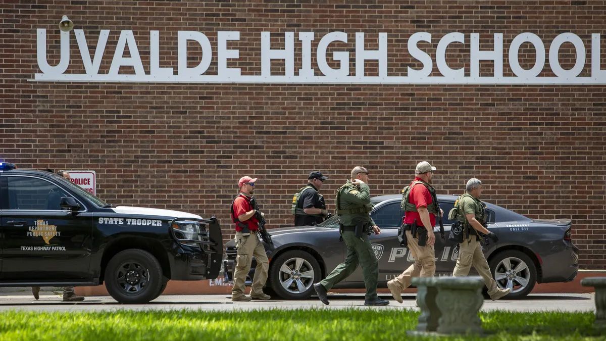 Las fuerzas policiales que llegaron al establecimiento escolar, en Texas, rodearon y mataron al atacante