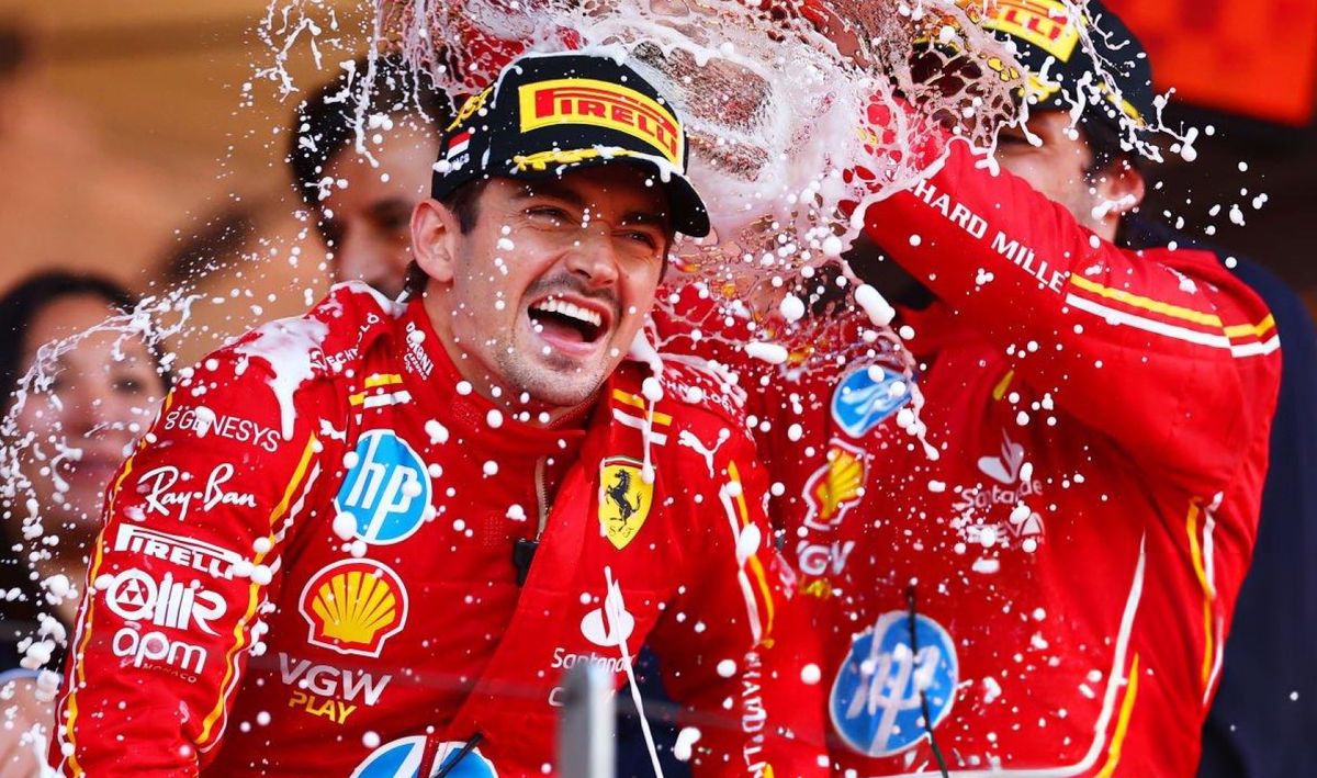 Sainz bañó de champagne a Leclerc en el podio.