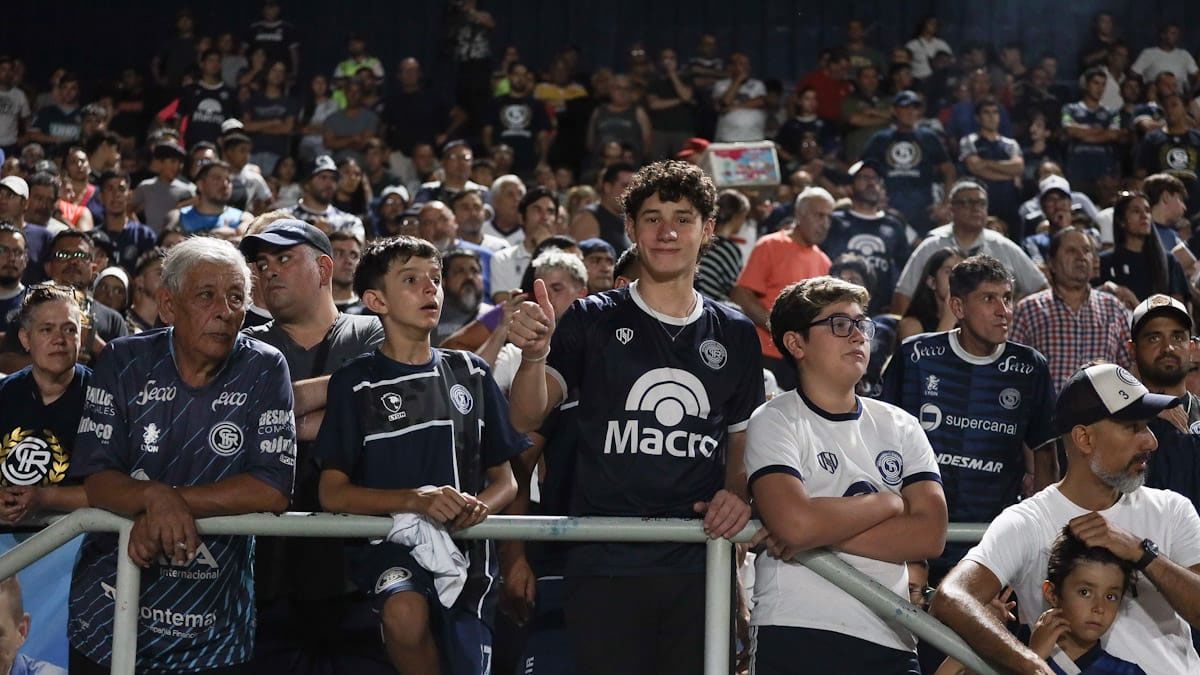 La hinchada de Independiente Rivadavia copó el estadio Bautista Gargantini y alentó hasta en los momentos más duros de la derrota. Pero le recriminó al DT De Paoli algunas decisiones. La hinchada de Independiente Rivadavia copó el estadio Bautista Gargantini y alentó hasta en los momentos más duros de la derrota. Pero le recriminó al DT De Paoli algunas decisiones.