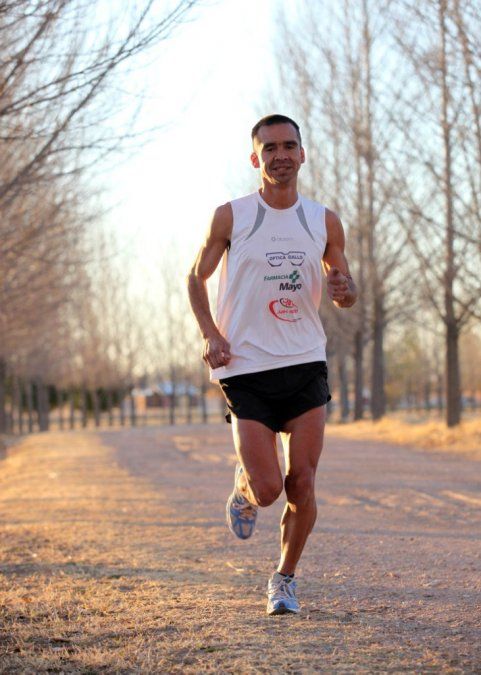 Mohamed corre en la Maratón Internacional de Mendoza