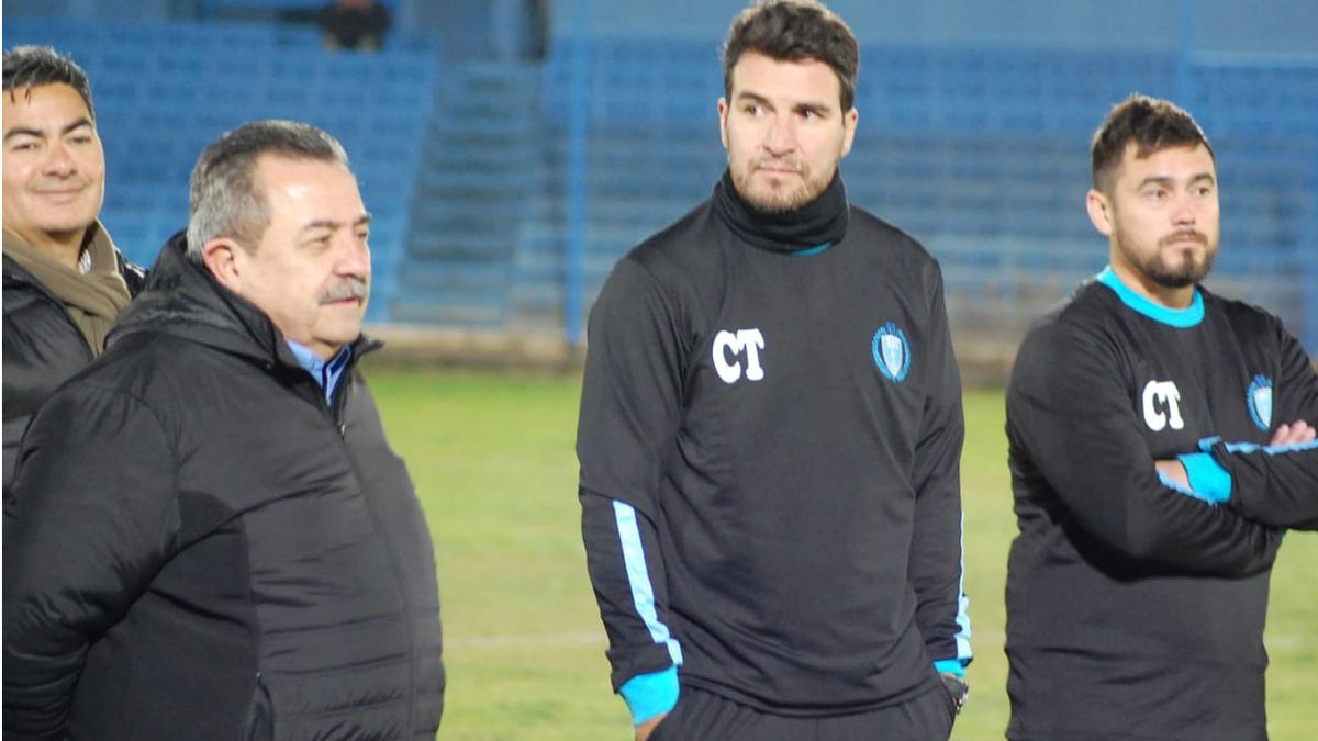David Ramírez junto a Fernando Malara, el presidente Carlos Quiroga y su ayudante Federico Zanabria.
