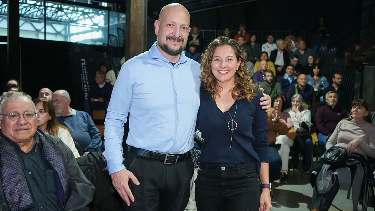 Walter Paris y María Belén Maspoli son de Maipú y escuchan a "Bebo" Granados en familia, con sus hijos adolescentes. Walter Paris y María Belén Maspoli son de Maipú y escuchan a "Bebo" Granados en familia, con sus hijos adolescentes.